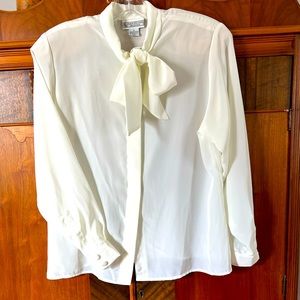🎉Host Pick🎉 Evan Picone Petites Bow 🎀 Front Blouse. Cream. Size 8.